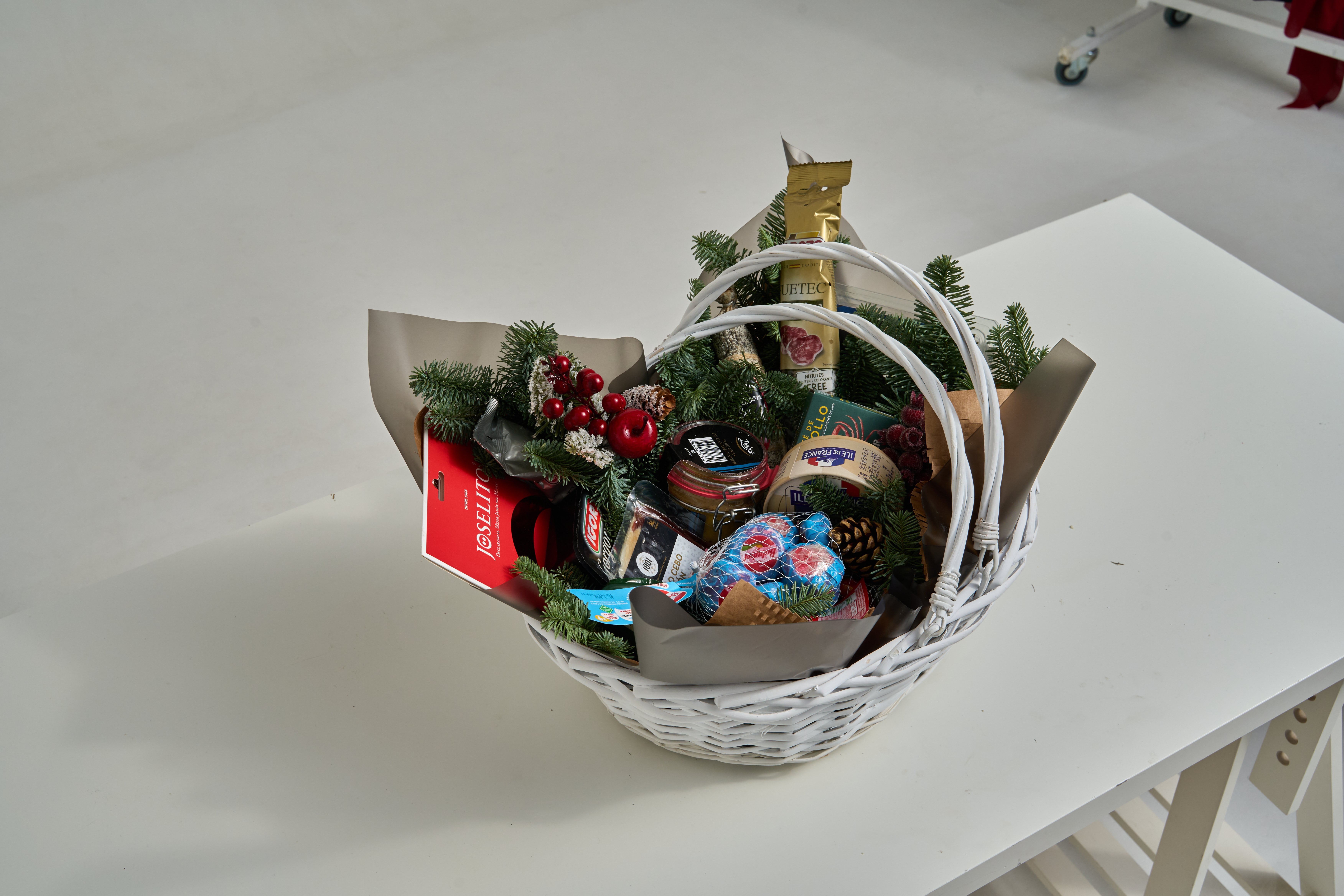 Подарочный набор в корзине