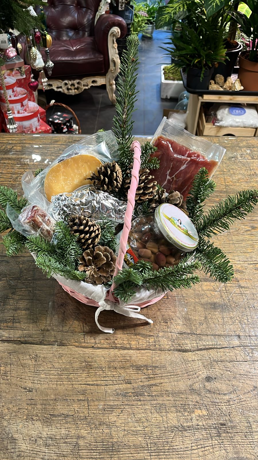 Подарочный набор в корзине