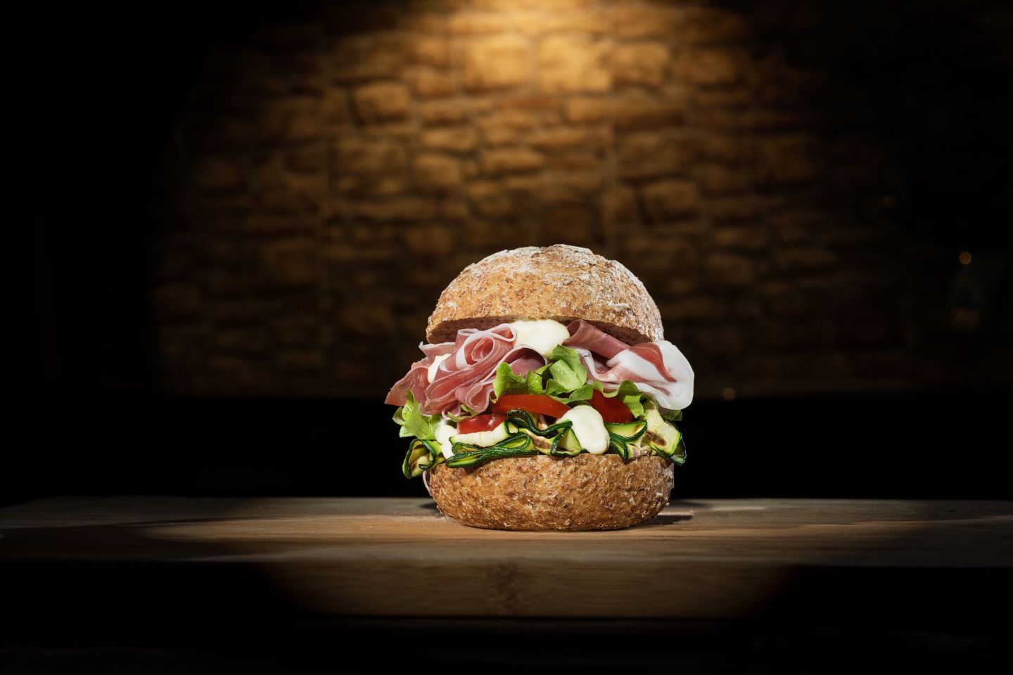 Рецепт: Сэндвич из цельнозернового хлеба с Прошутто Крудо, майонезом и цукини